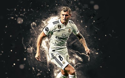 龙珠电竞-克瓦拉茨赫利亚赛后与家人庆祝